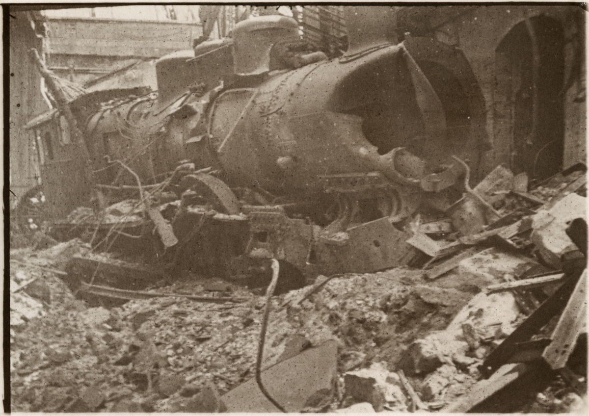 Lokstall i Troyes efter bombning.