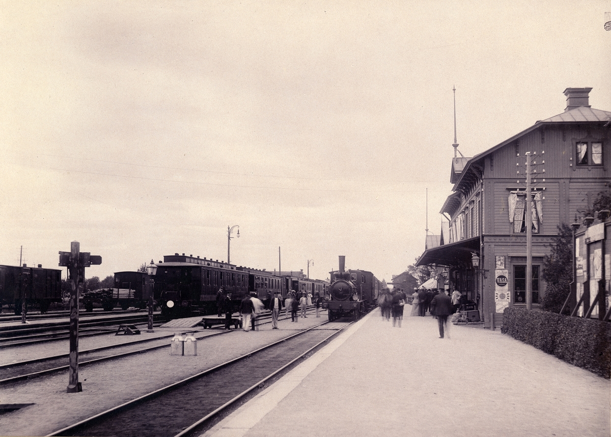 Tillberga station juli 1910 med tåg och personal.
