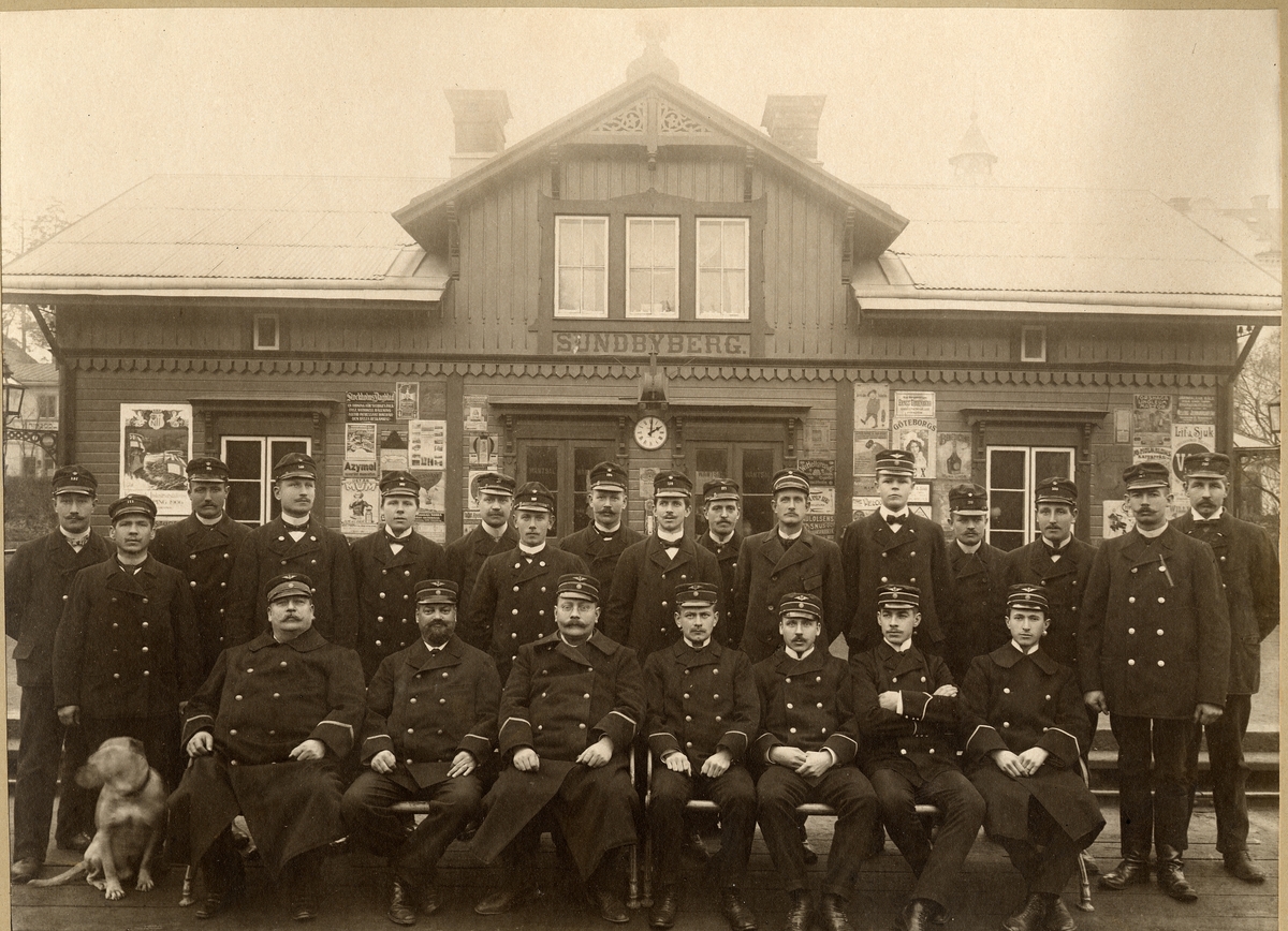 Personalen vid SWB i Sundbyberg november 1905.
Rad nr 1 från vänster; Hunden Ruff (Ågrens), Inspektor P. O. Ågren, 1:e Sts T. G. Schelin, bokhållare A .R. Frölen (Brack Jan), G. A. Lagerlund, K. B. C. F. Blomgren, Kont A. S. Marting, kont J. A. Andersson.
Rad nr 2 från vänster: Stk nr 157 K. A. Svensson, Stk nr 171 R. N. Belin, Stk nr 195 F. A. Johansson, Stk nr 140 E. K. Andersson, Stk nr 282 G. E. Blomgren, Stk nr 270 P. J. G. Ask, Stk nr 160 A. V. Lindqvist, Stk nr 194 K. L. Lidström, Stk nr 159 E. L. Svanborg, Stk nr 271 A. Berglind, Stk förmabn 107 K. A. Rosén, Ex K. B. E. R. Petrén, Stk nr 253 E. T. Nilsson, Stk nr 188 A. I. Åsén, Stk nr 177 K. H. Olsson, Stk nr 269 N. G. Norman.