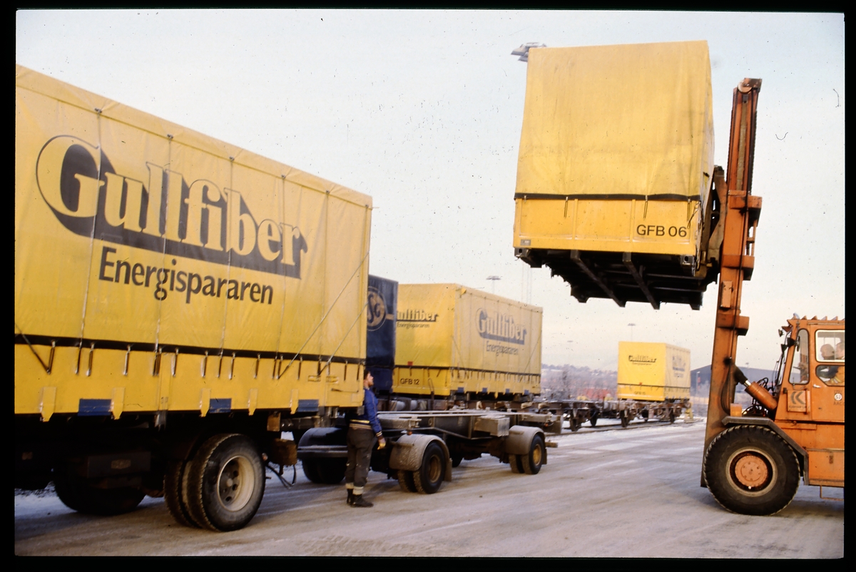 Lastbil lastas med container. - Järnvägsmuseet / DigitaltMuseum