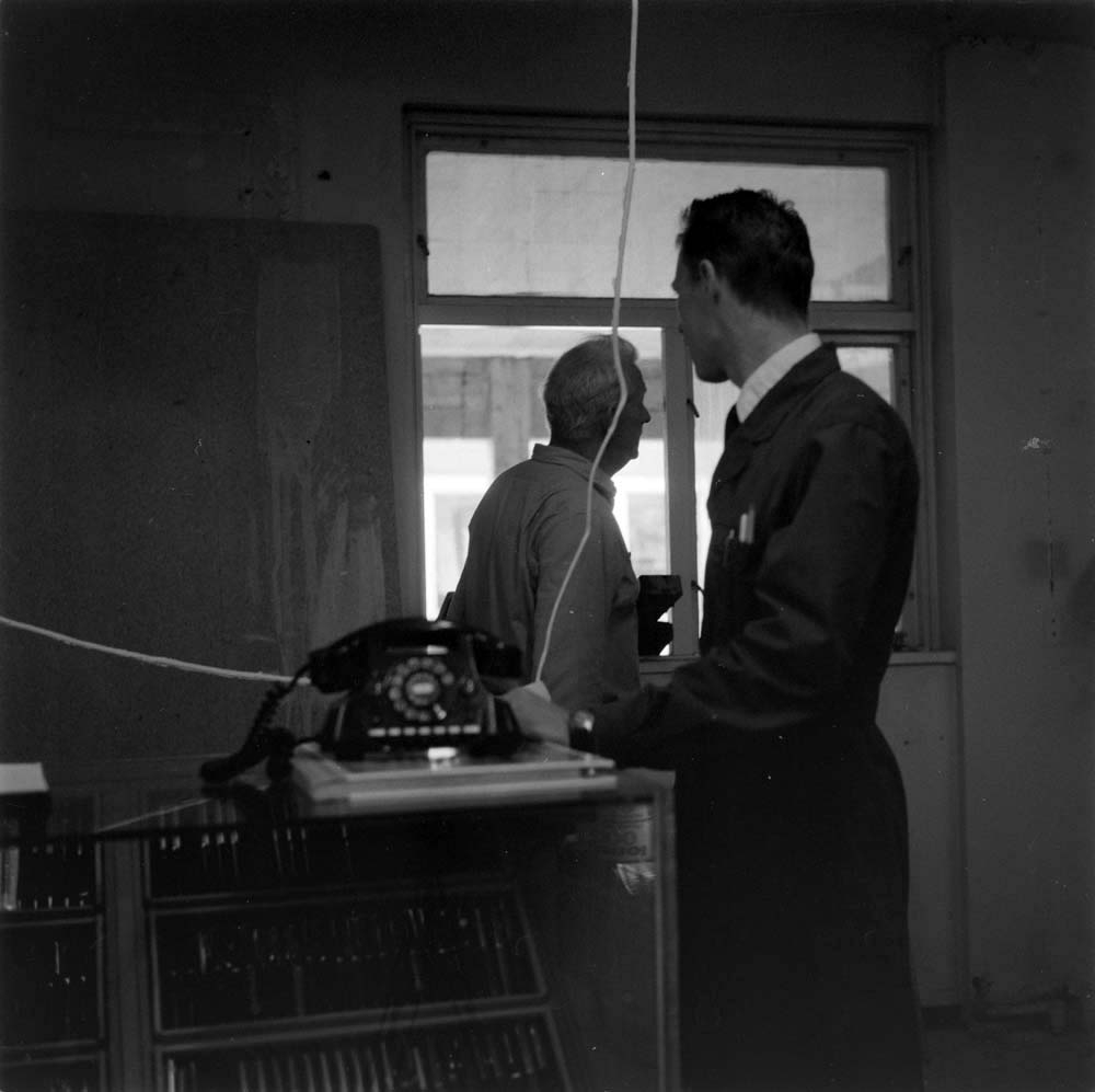 Utbygging Døsen (Joh. Petersen), interiør. To personer og telefon.