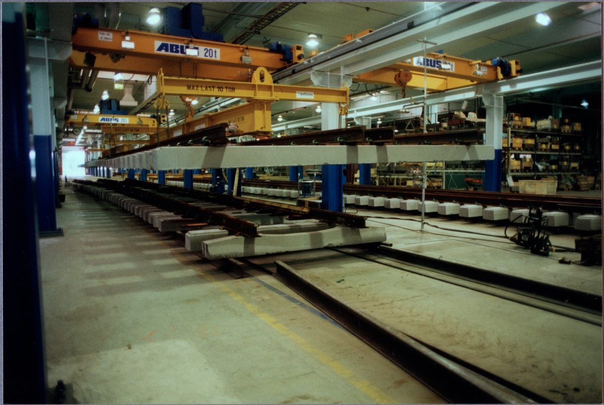 Interiör av Cogifers fabrikslokal i Örebro där järnvägsväxlar tillverkas.