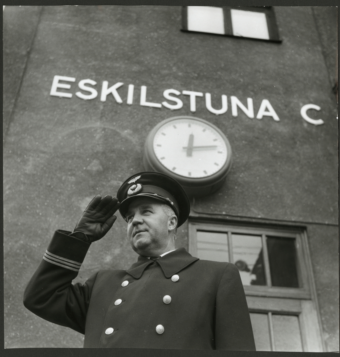 Stins Gustaf Blom gör honnör framför Eskilstuna C stationshus.
