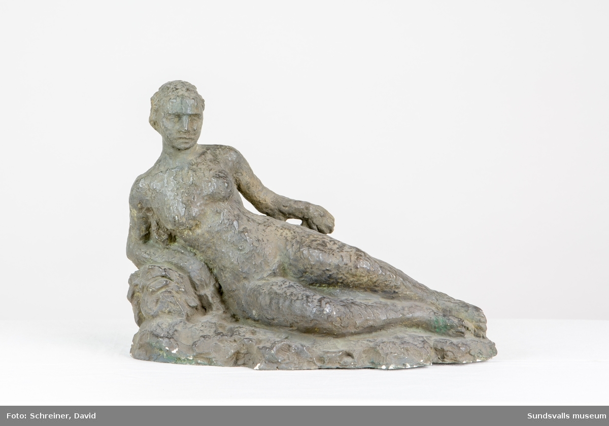 En skulptur i form av en liggande kvinna