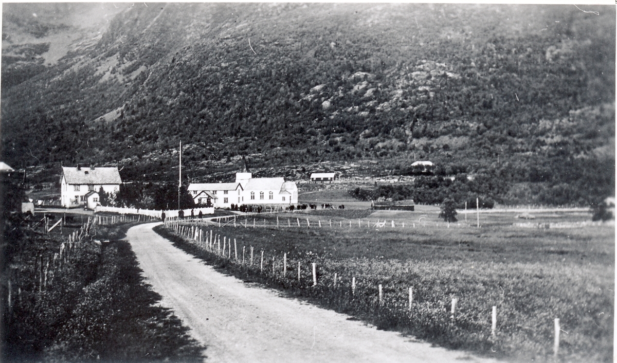 Kirka på Stonglandseidet og Rochmanngården. Før 1960.