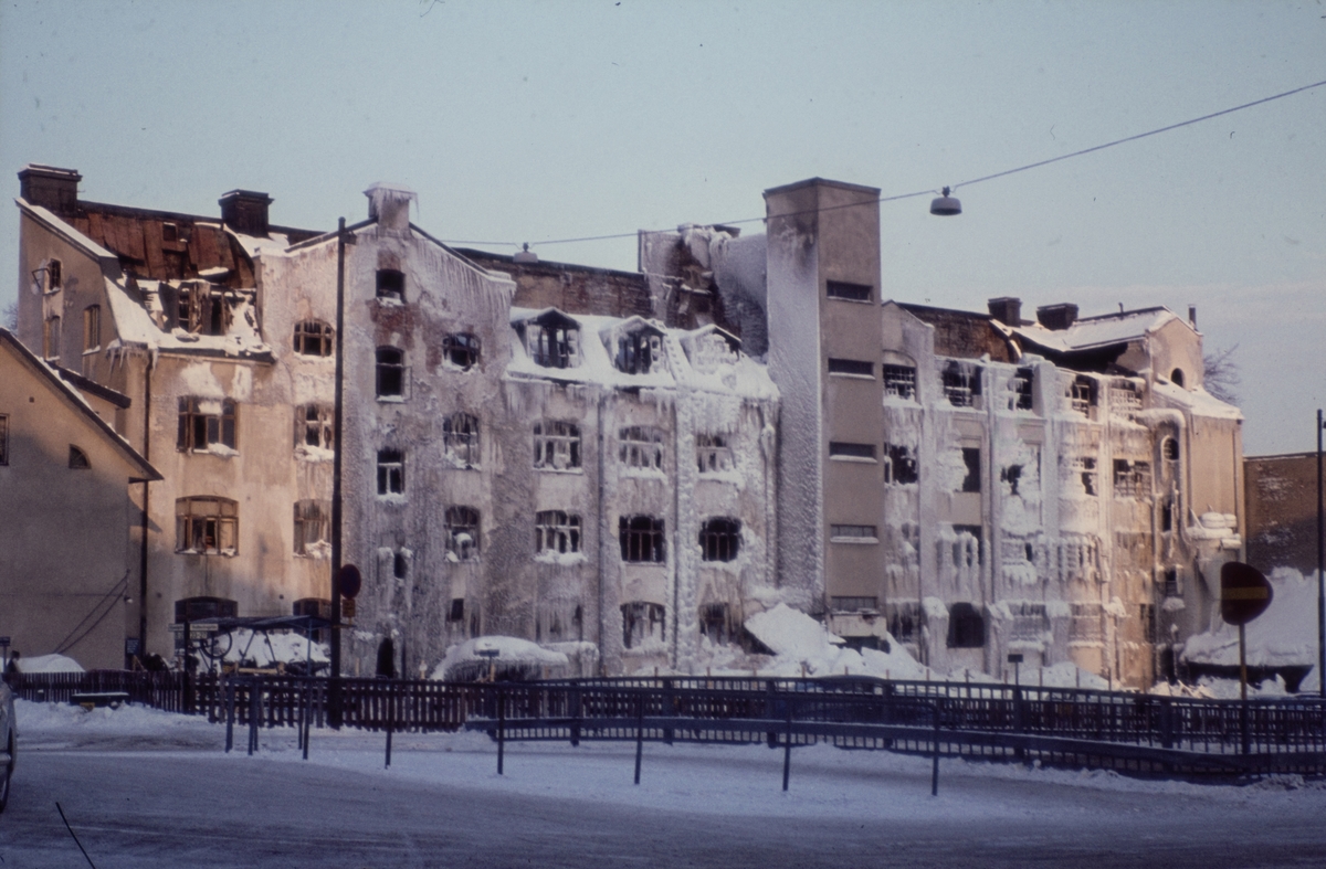 Hus efter brand.
Brand av skofabriken Svanen (Johan Behrn), med adress Köpmangatan 21, den 7/2 1966.