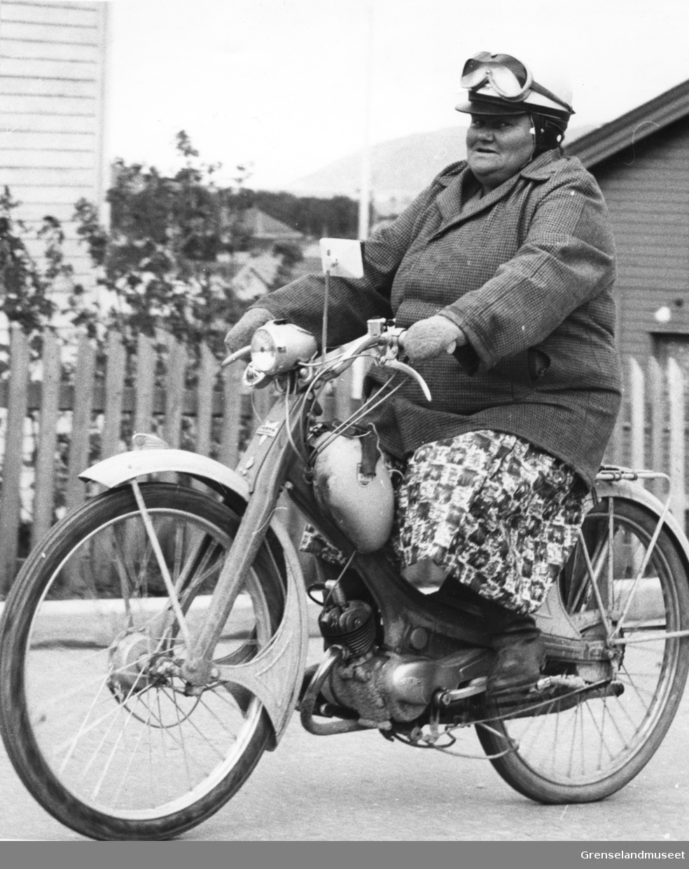 Maila Iversen (gift Lundell) på sin moped NSU Quickley, Kirkenes på 50-60-tallet.