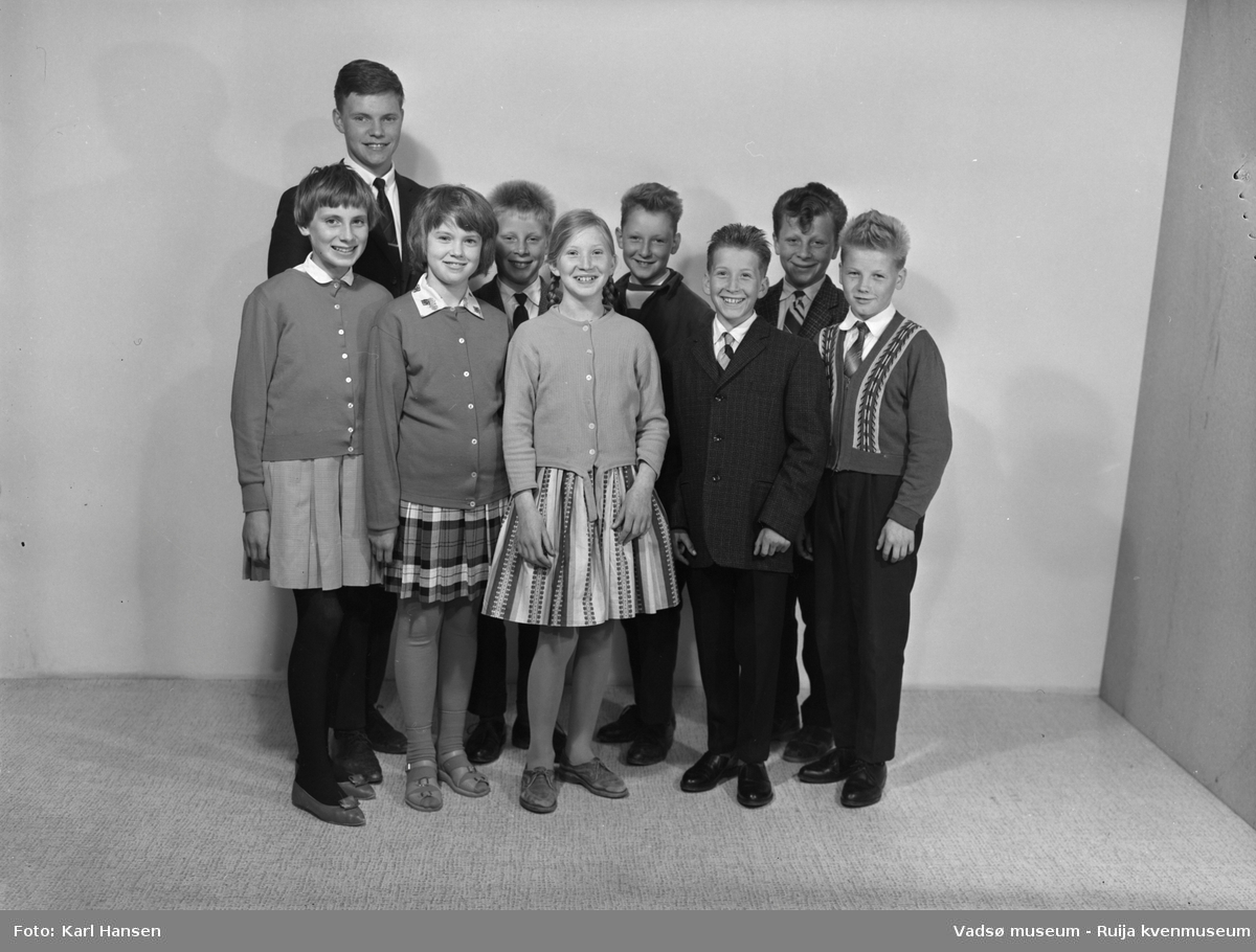 Gruppebilde av storskolen med lærer ved Salttjern skole 6.6.1963.