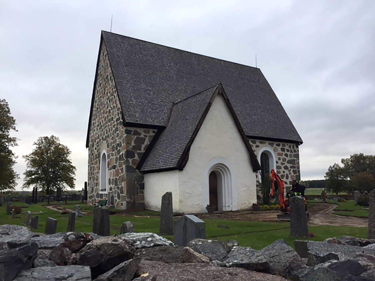 Arkeologisk schaktningsövervakning, Skäfthammars kyrka, grävning för åskledning, Skäfthammars socken, Uppland 2018