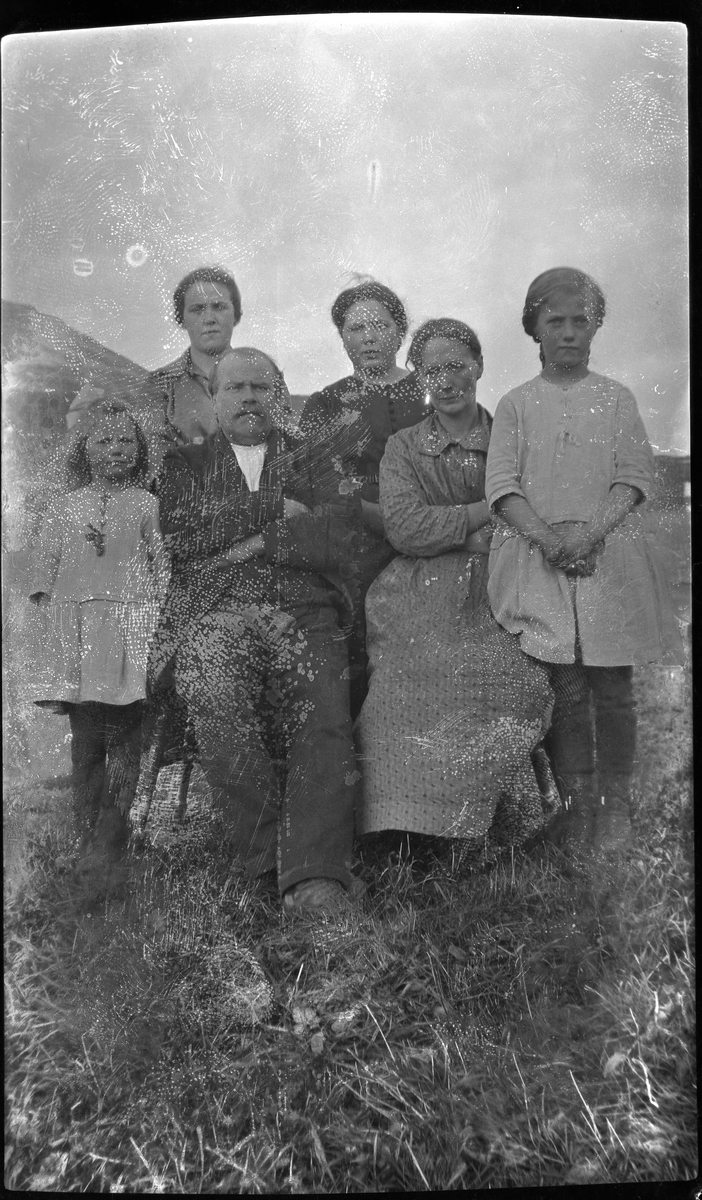 Familieportrett av familien Henriksen fra For på Grytøy.