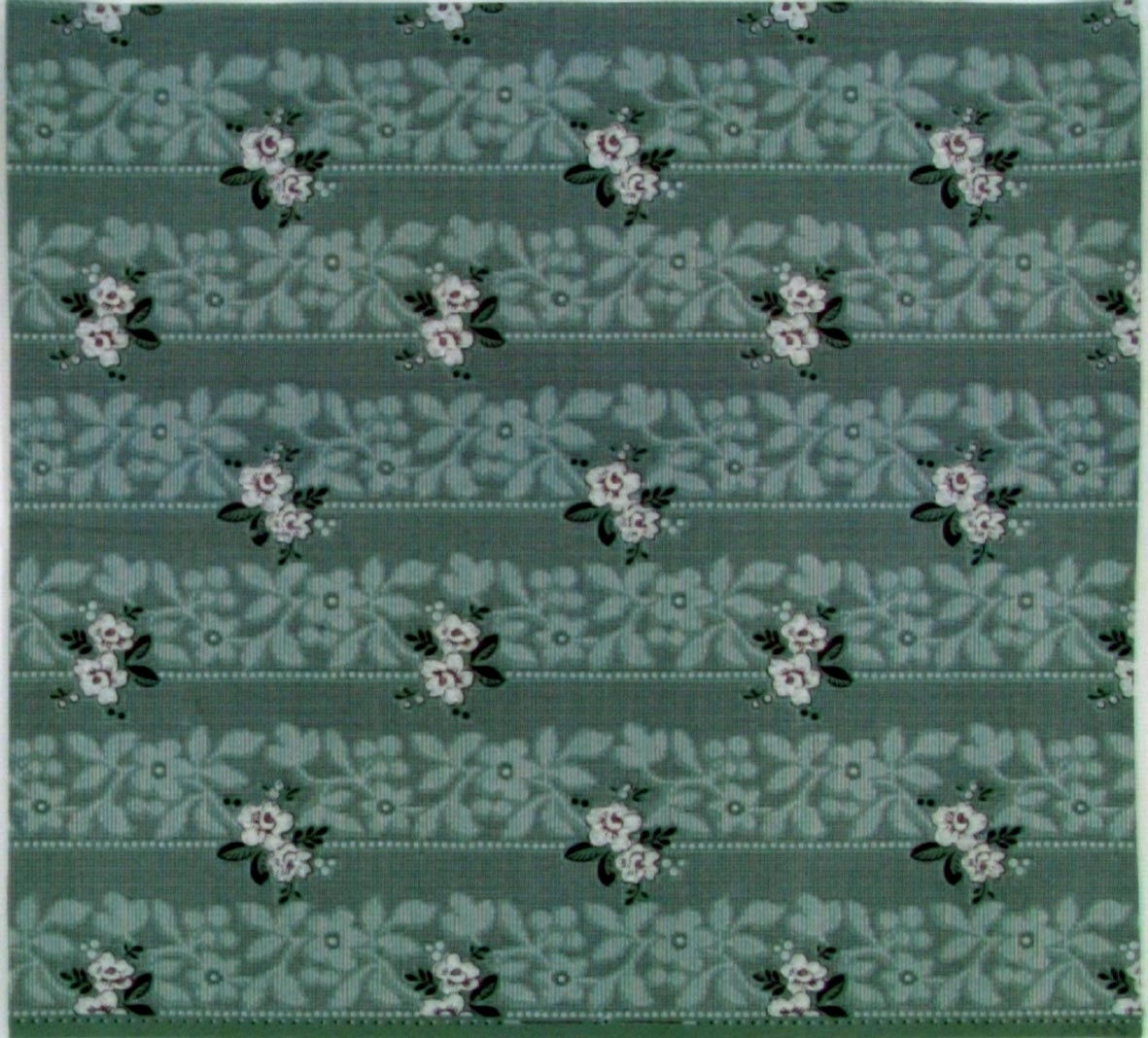 Liten stiliserad par-ros i diagonalupprepning över vertikalt randmönster med bla blomrankor
sgrafferade i vitt. Tryck i vitt och vinrött på grågrönt genomfärgat papper. Bakgrunden delvis dekorerad med rutmönster.
