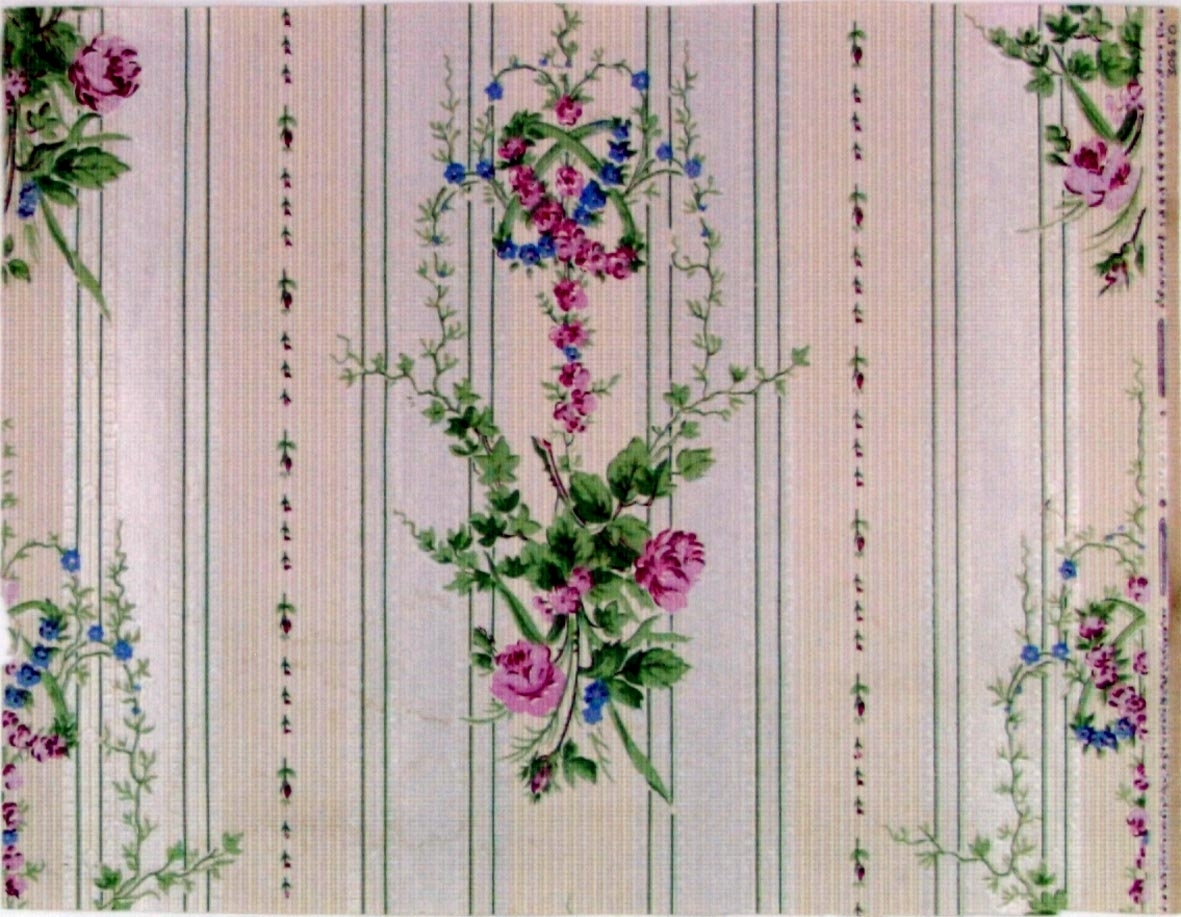 Randmönster med rosenbuketter i diagonalupprepning. Randmönstret består bla av breda vitsatinerade ränder omväxlande med litet randmönster i cremevitt på ett ofärgat papper. Tryck i rosa, rött och ljusblått samt i två ljusgröna nyanser.
