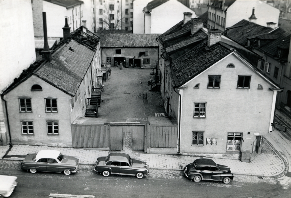 Vy mot kvarteret Gördeln i Norrköping. Byggnaderna på bilden har adress Vattengatan 14. Gården tillhör den äldre bebyggelsen som försvann under 1950-talets nyproduktion. Bilden tagen i samband med rivningsansökan 1959. Vy mot nordväst.