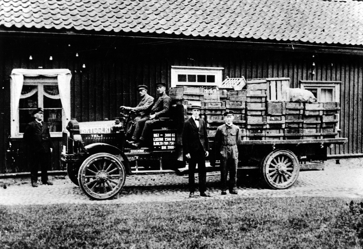 På Alingsås bryggeris gård är företagets lastbil fotograferad, troligen i samband med bilens leverans 1 maj 1921. Lastbilen är av det engelska fabrikatet Brockway och har massiva hjul, 4 cylindrig motor, kardandrift, gaslyktor och avlastad bakaxel. Männen porträtterade vid bilen är, från vänster, Hjalmar Möller, Gunnar Frödeberg, Herr Odqvist, Ivar Karlsson och Sten Möller.