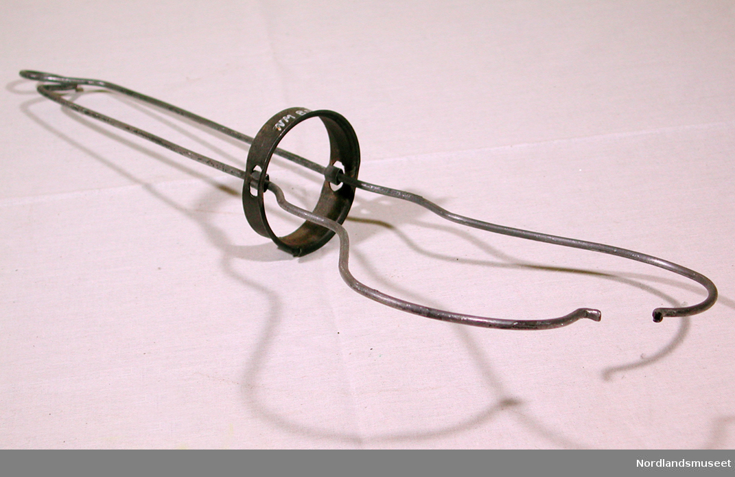 Form: Metallbøyle. Med en ring på midten til å henge skjerm på. En liten bøyle oppe til å henge lampen i taket.
