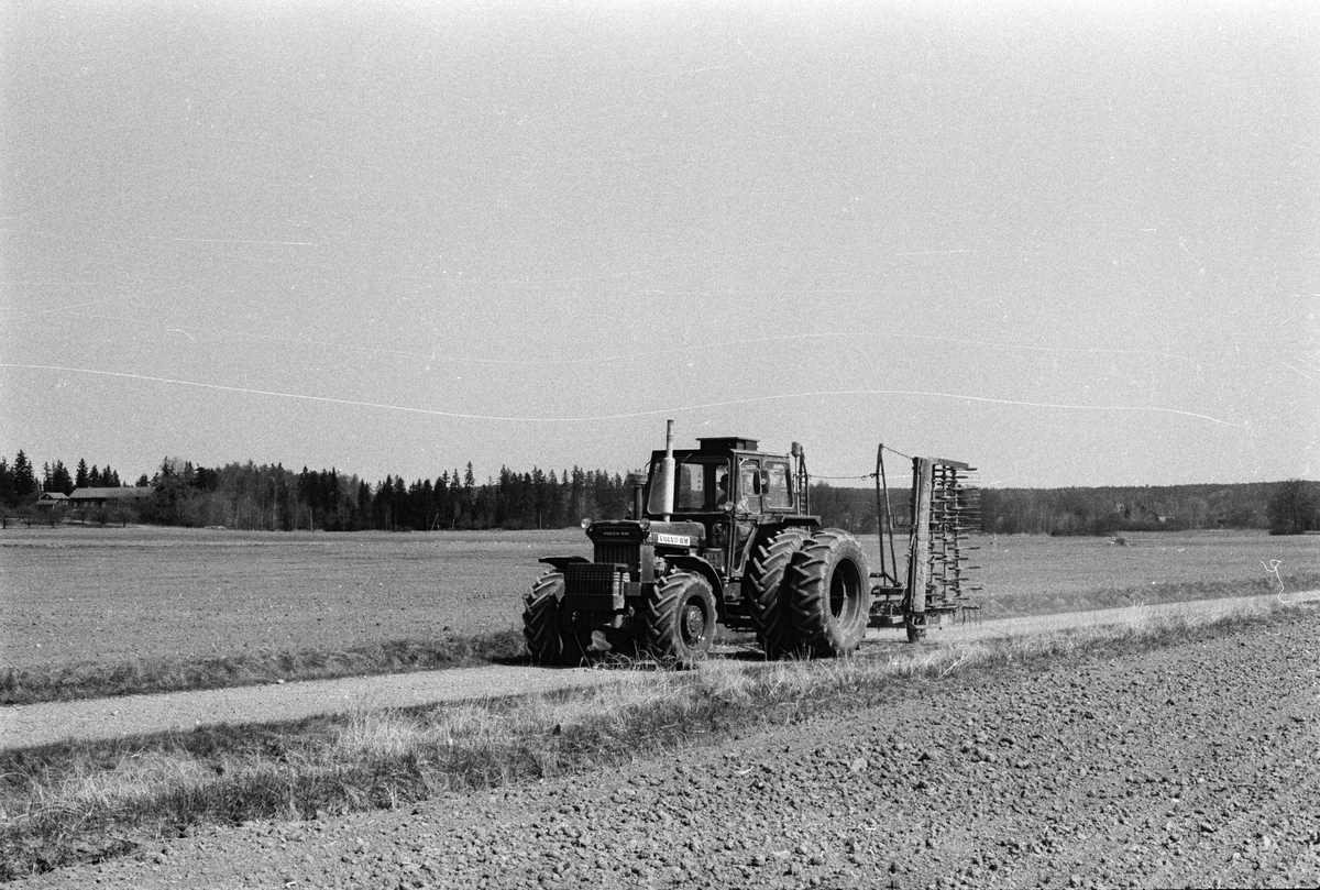 Under landsvägskörning är harvarna hydrauliskt uppfällda, Hacksta gård, Enköpings-Näs socken, Uppland maj 1981