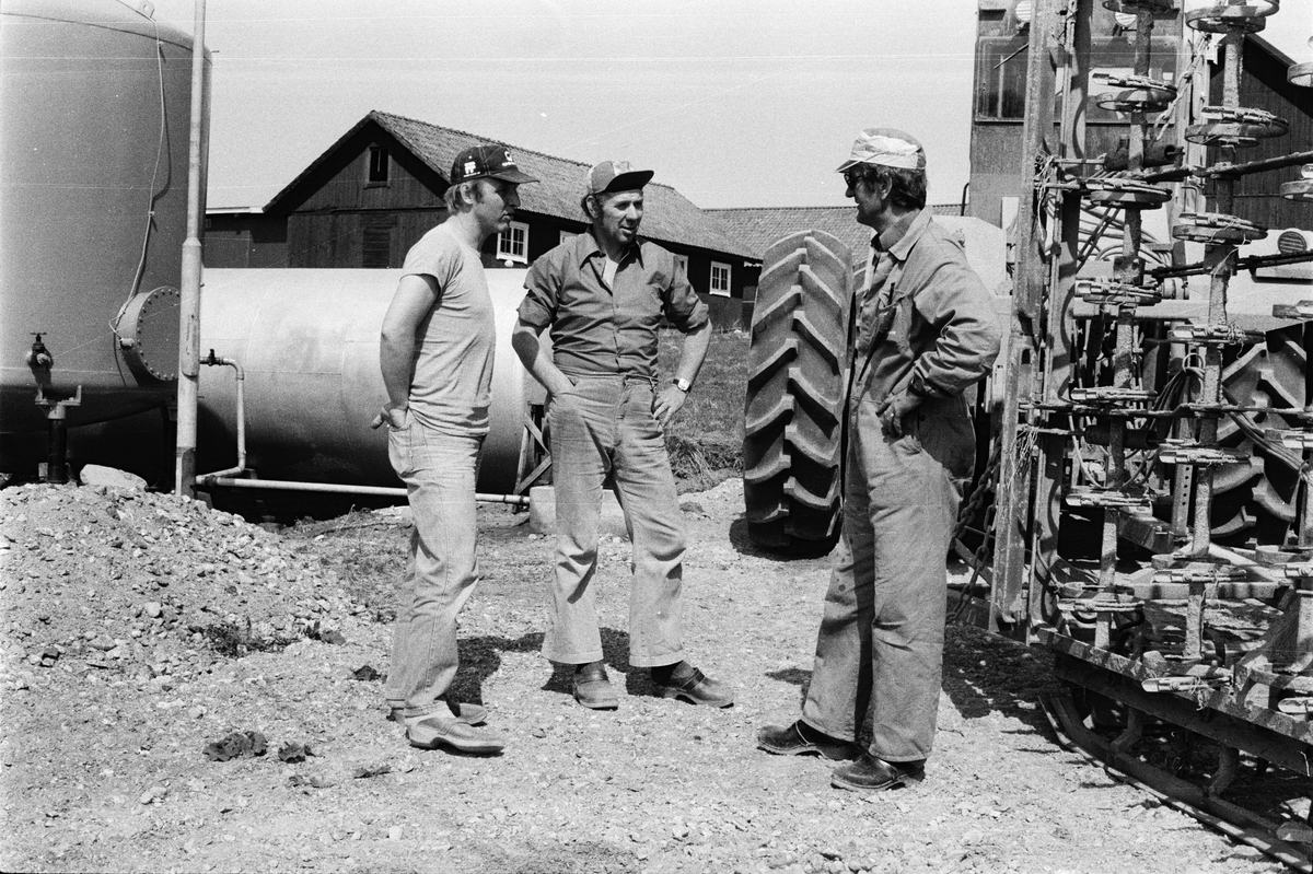Traktorförarna Folke Sundnäs och Stig Ahlin samtalar med agronom Olle Hakelius, Hacksta gård, Enköpings-Näs socken, Uppland maj 1981