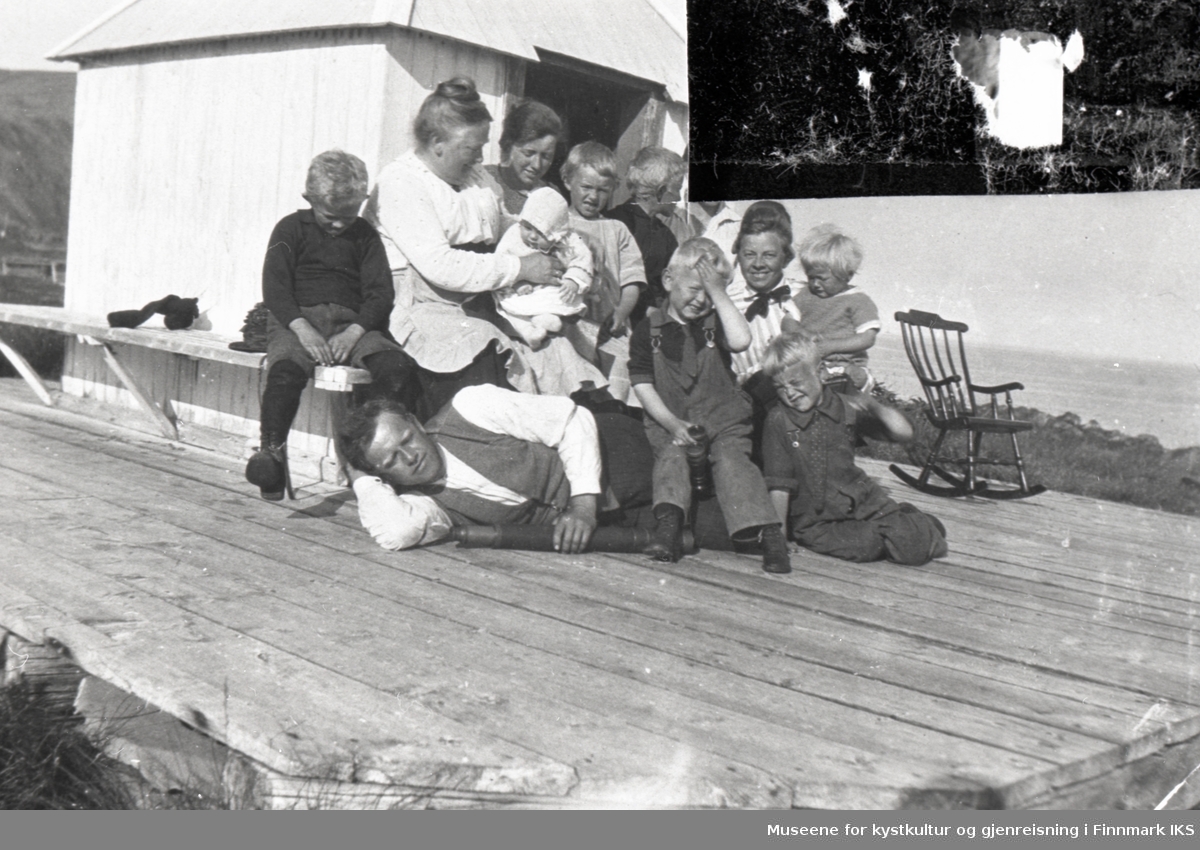 Nordvågen. Familiebilde foran lysthuset på høyeste punkt av Holmen. Ca. 1920.