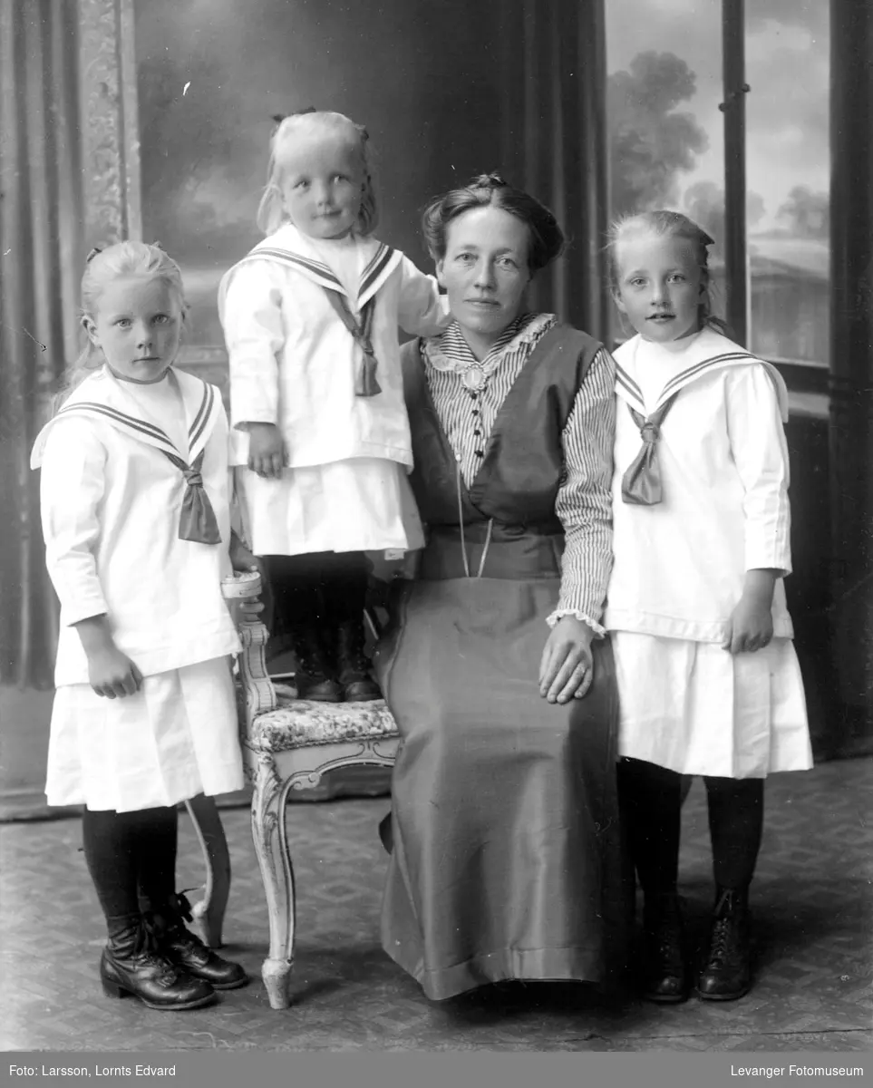 Gruppebilde av familien Emma Pauline Granhus, med døtrene Ingrid, Solveig og Alvhild Granhus, Verdal