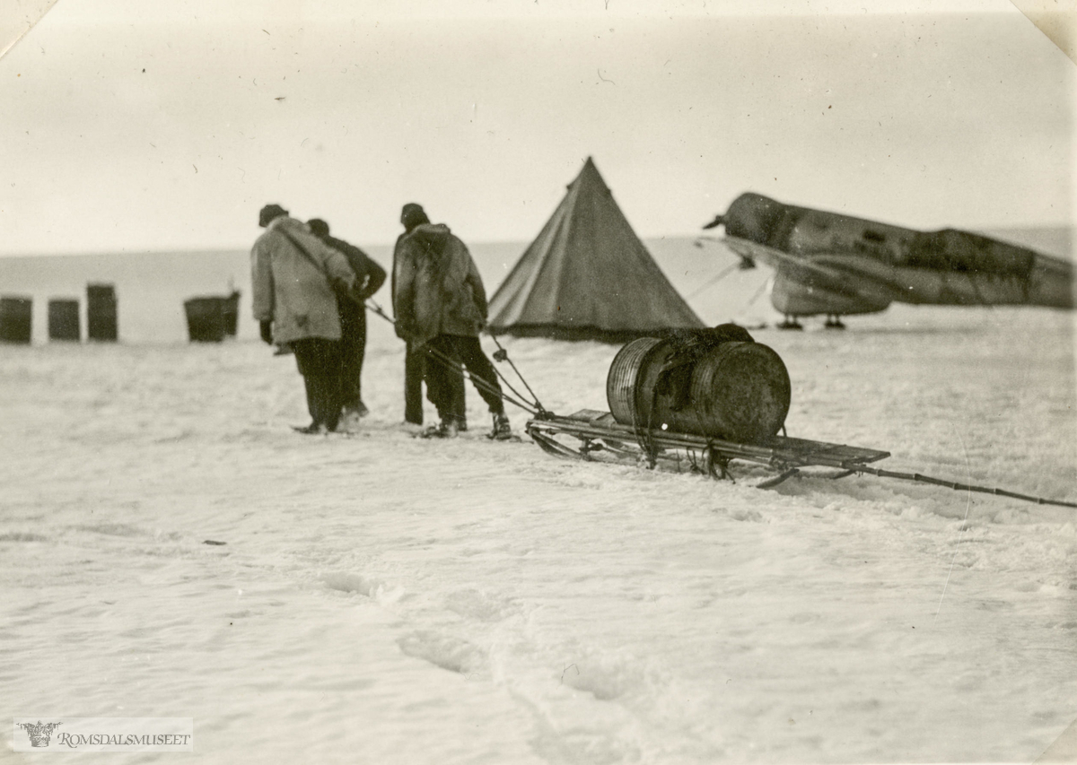 Transport av bensin til flyet Polar Star. Ellsworth-ekspedisjonen 1933-1935. Fra Magnus Johannessens fotoalbum. Magnus Johannessen fra Ålesund var med i mannskapet ombord i ekspedisjonsskipet Wyatt Earp (eks-Fanefjord) på de to første ekspedisjonsturene til Antarktis.