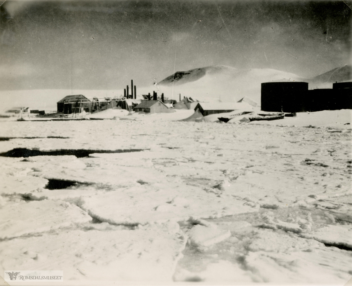 Den nedlagte hvalstasjonen på Deception Island. Ellsworth-ekspedisjonen 1933-1935. Fra Magnus Johannessens fotoalbum. Magnus Johannessen fra Ålesund var med i mannskapet ombord i ekspedisjonsskipet Wyatt Earp (eks- Fanefjord) på de to første ekspedisjonsturene til Antarktis.