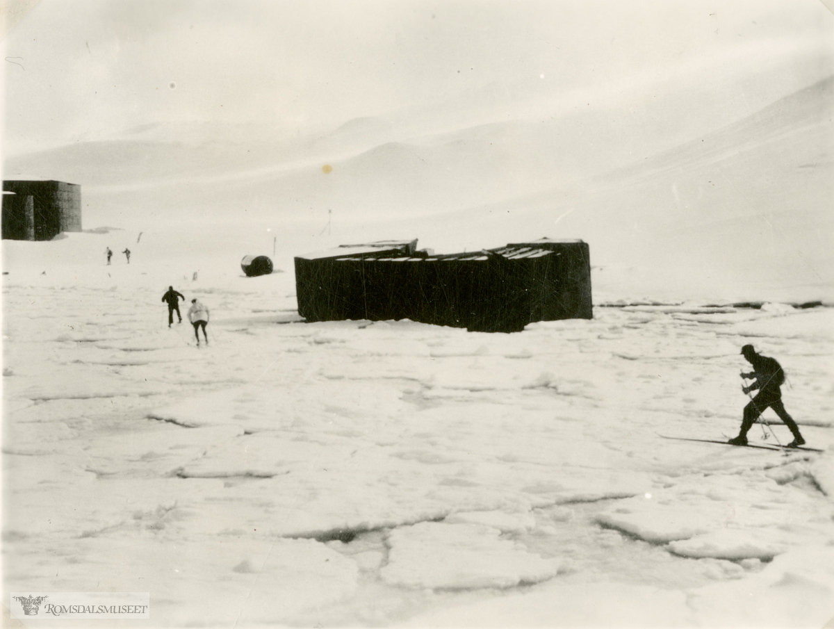 "En del av mandskapet på vei over isen til Deception". Ellsworth-ekspedisjonen 1933-1935. Fra Magnus Johannessens fotoalbum. Magnus Johannessen fra Ålesund var med i mannskapet ombord i ekspedisjonsskipet Wyatt Earp (eks-Fanefjord) på de to første ekspedisjonsturene til Antarktis.