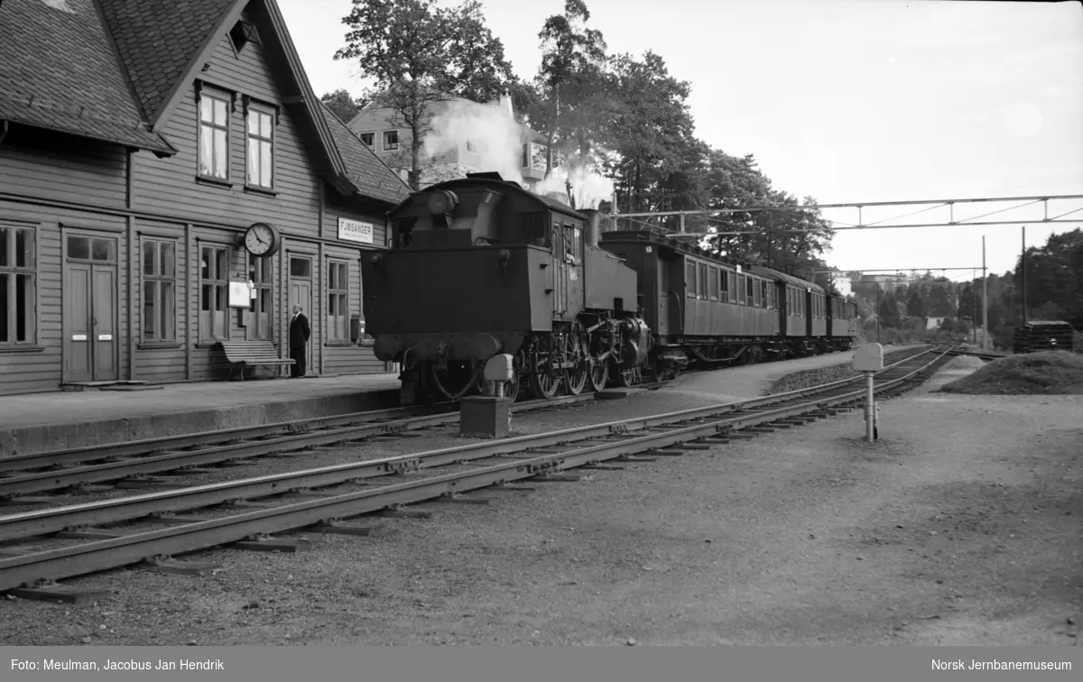 Damplokomotiv type 32b nr. 333 med lokaltog Nesttun til Bergen på Fjøsanger stasjon.