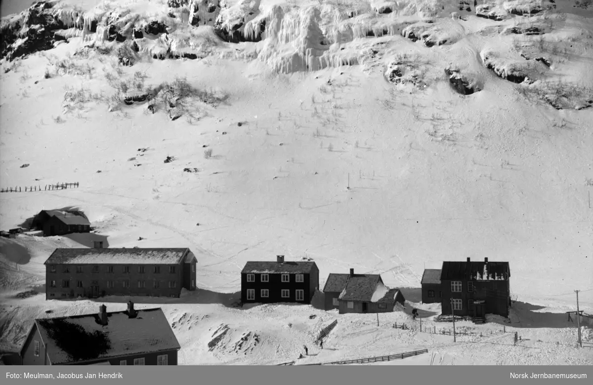 Utsikt fra Myrdal stasjon mot Velferdhuset, bygget 1956, og boliger for NSBs elektropersonale. Innslag Gravhalstunnelen skimtes til venstre.