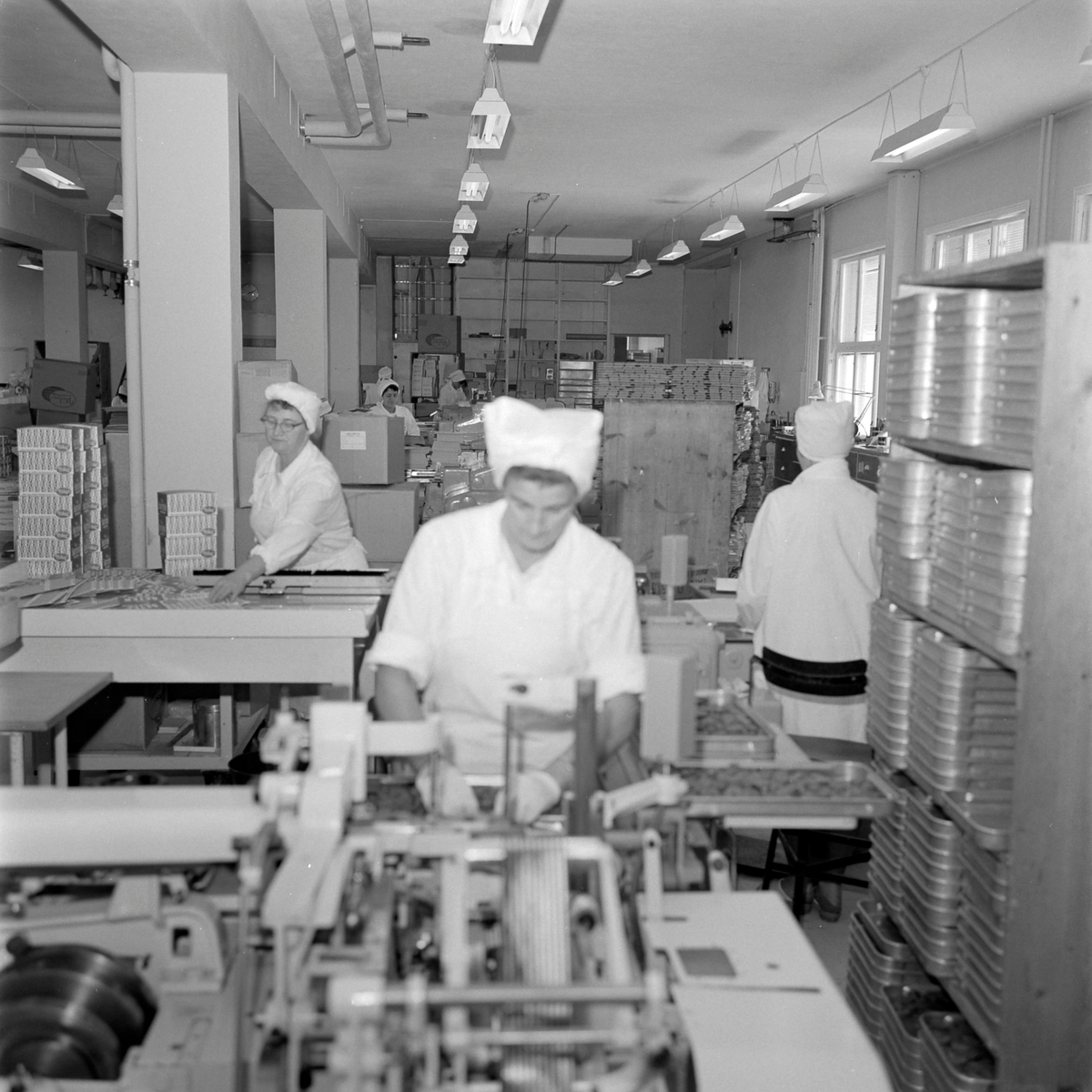 Nidar Chokoladefabrik A/S. Kvinne ved maskin
