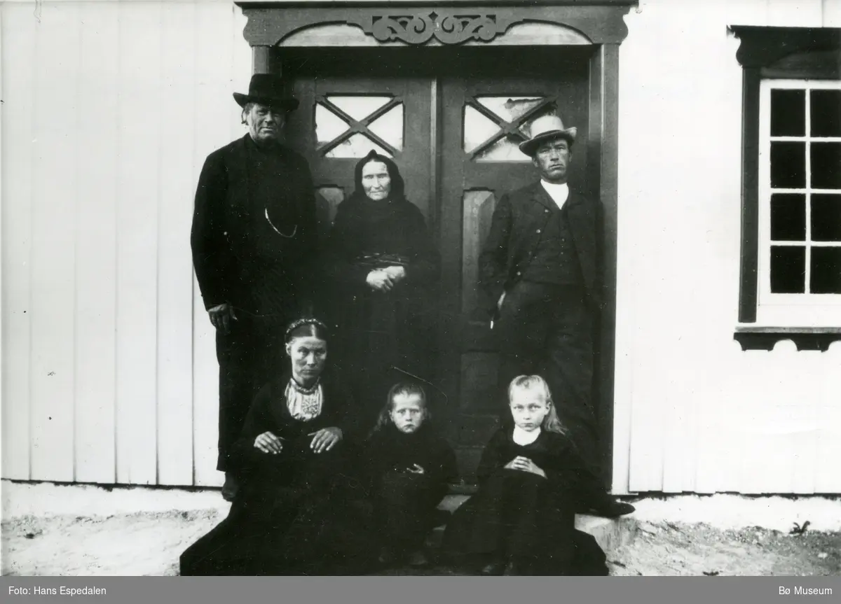 Familiebilete frå Øvre Torstveit.  Frå venstre: Olav H., Gunhild, Gunhild (d.y), Margit (Malti), Bergit (Bella) og Halvor.  Bildet er teke 23.07.1906.