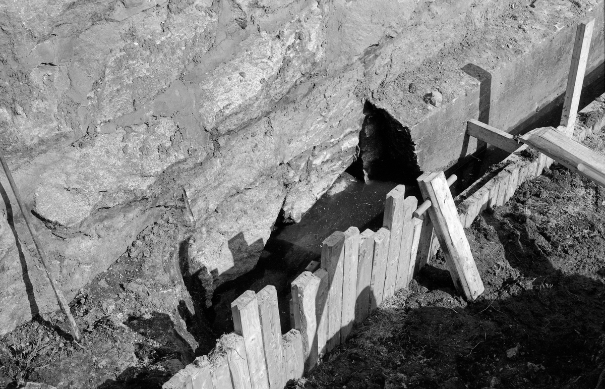 Damreparasjon ved Breenmølla eller Bræimølla i Brandval (Kongsvinger) i 1961. Da dette fotografiet ble tatt var dammen nedtappet, og det var gravd i grøft langs motstrøms side av de gråsteinsmurte damkarene. Forskalinger tyder på at man var i ferd med å betongforblende damfoten på motstrøms side.  Agnåa er ei sideelv på vestsida av Glomma med utløp i hovedvassdraget ved Brandval kirke.  Mølledammen ligger 2-3 kilometer nord for Agnåas utløp i Glomma.  Dette var det nederste damanlegget i denne åa.