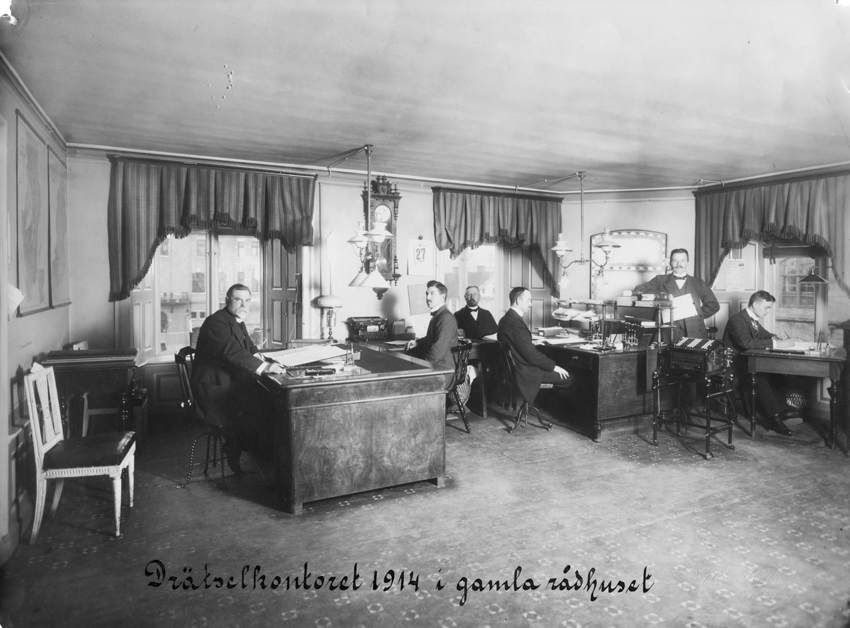 Kontorsrum på Jönköpings drätselkontor i Gamla rådhuset år 1914.