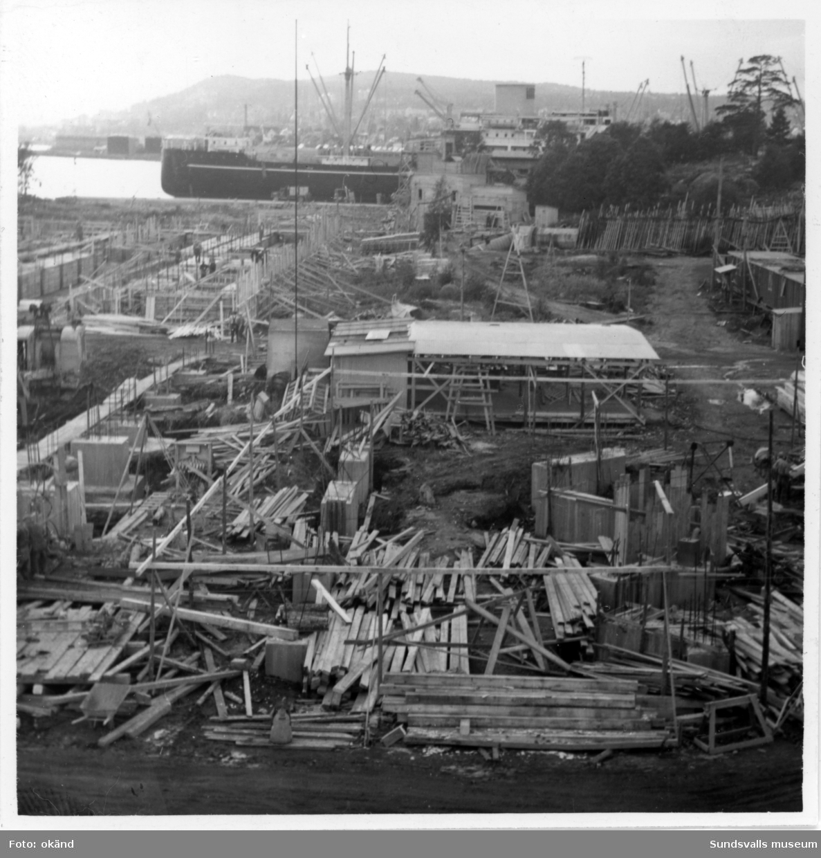 Byggnationen av tidningspappersbruket vid Ortvikens sulfitfabrik.