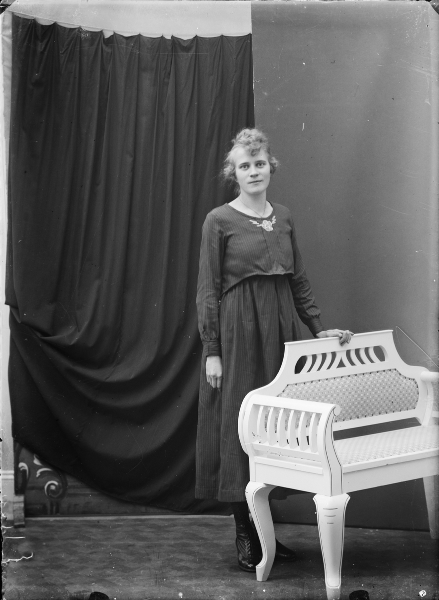 Ateljéporträtt - ung kvinna, Alunda, Uppland