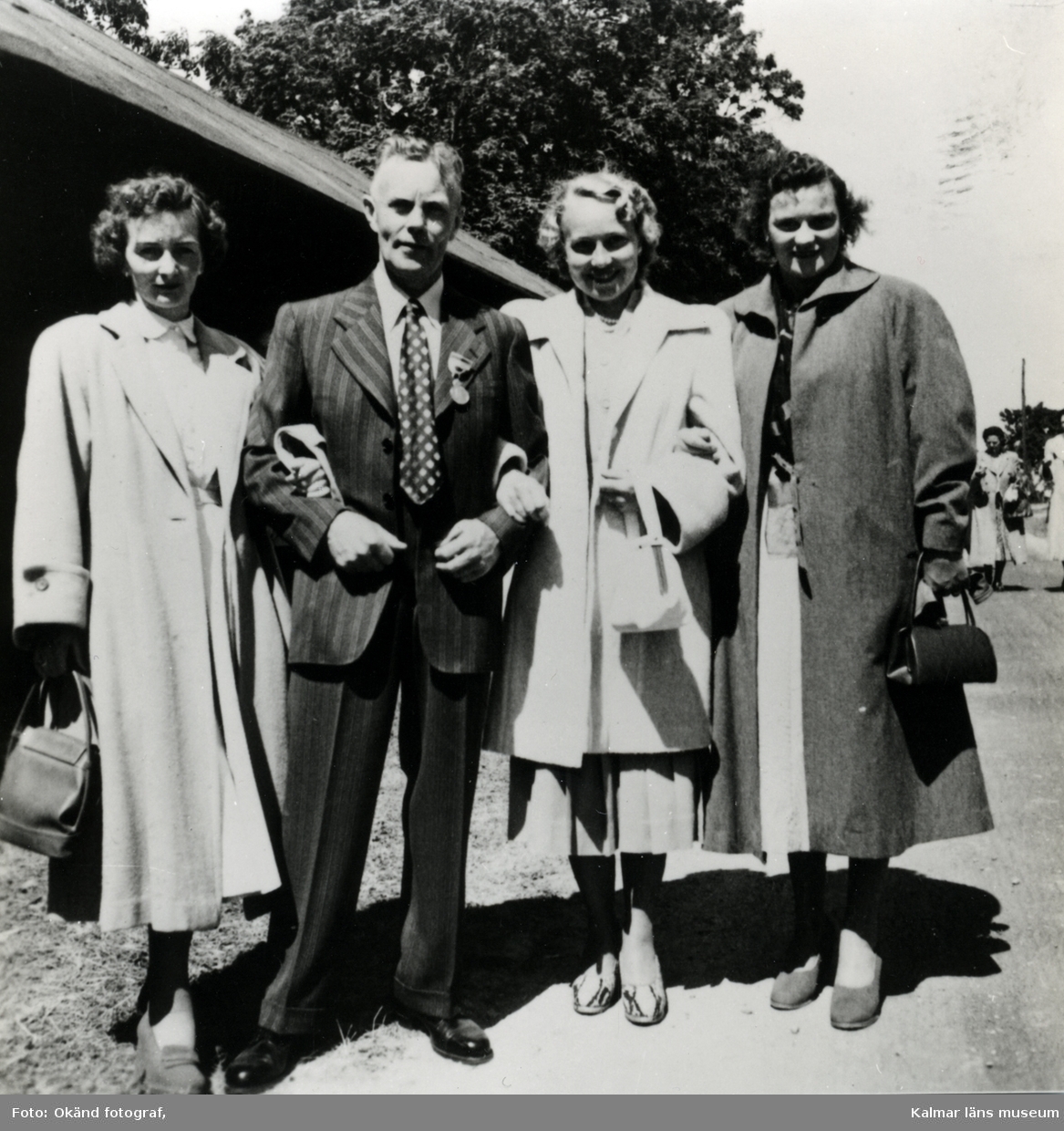1953, jubileet på Öland, på Riddargården. Från vänster: Margit Hedin, Arvid "på vinden" Johansson, Elsa Tell och Dagmar Nilsson.