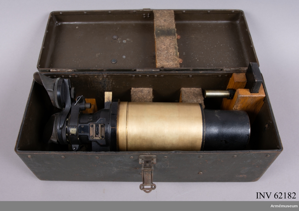 Grupp F I.

Kikare, nr 1, i låda med tillbehör. Ingår i utredning till 7,5 cm luftvärnskanon m/1927-30 bestående av kanon, kikarlåda, korthållssikte, låda till sikte, högersäte och  vänstersäte.