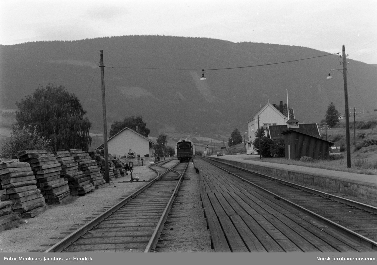 Profilutsparing i plattformen på Hundorp stasjon på grunn av sporveksel. I bakgrunnen damplokomotiv type 27a nr. 254.