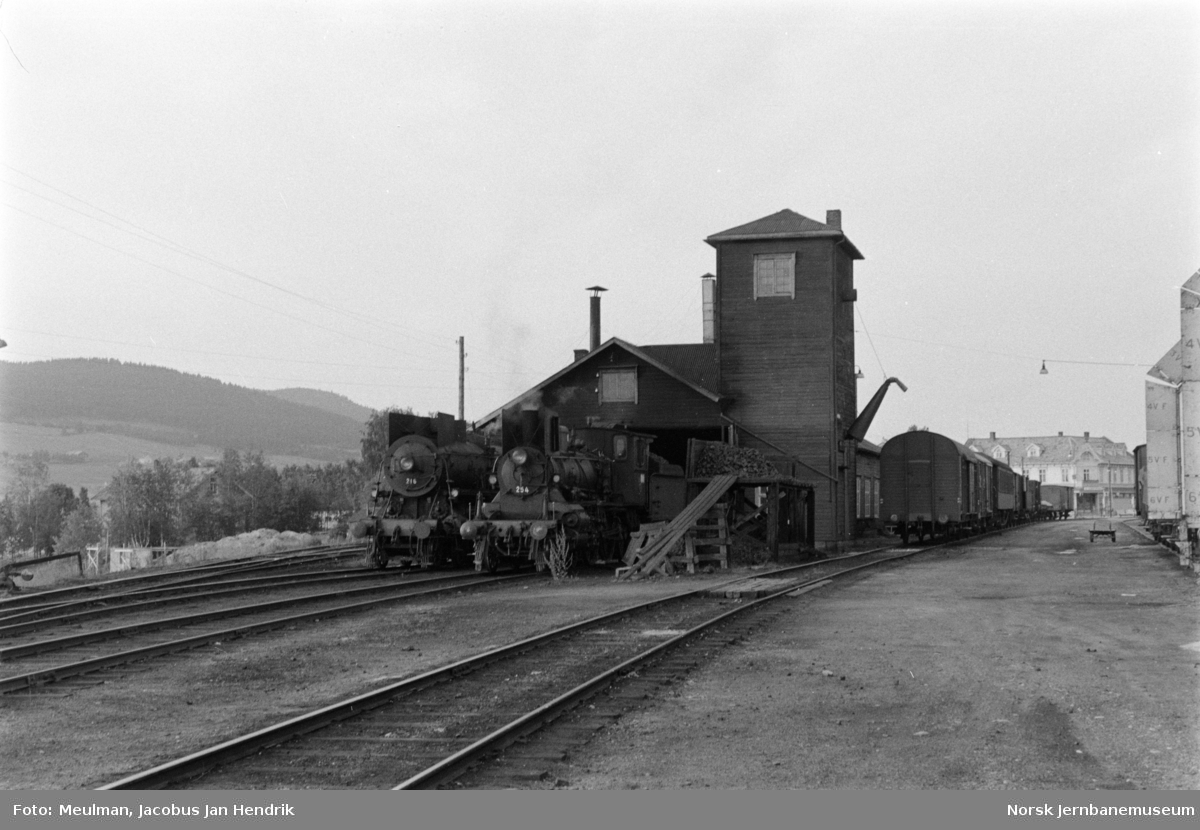Damplokomotiv type 26a nr. 216 og type 27a nr. 254 ved lokomotivstallen på Tynset stasjon.