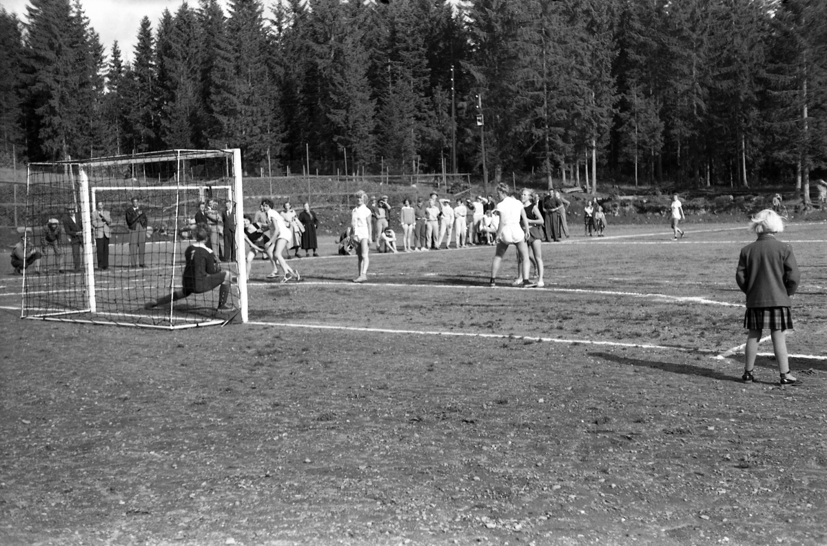 Seks bilder fra en håndballkamp på Kraby Idrettsplass september 1955. Det ene laget er Krabys damelag (med mørke drakter), motstanderen er ukjent.