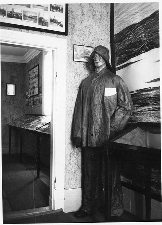 Interiör från Andréemuseet i Gränna 1931. I hörnet framför Edvin Ollers kolteckning av Vitön står en docka med regnplagg skänkta av G V E Swedenborg, reservman i S A Andrées polarexpedition.