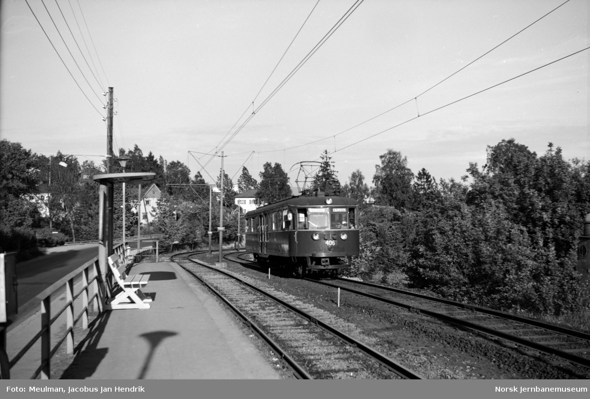 Kolsåsbanens motorvogn nr. 406 på Sørbyhaugen holdeplass.