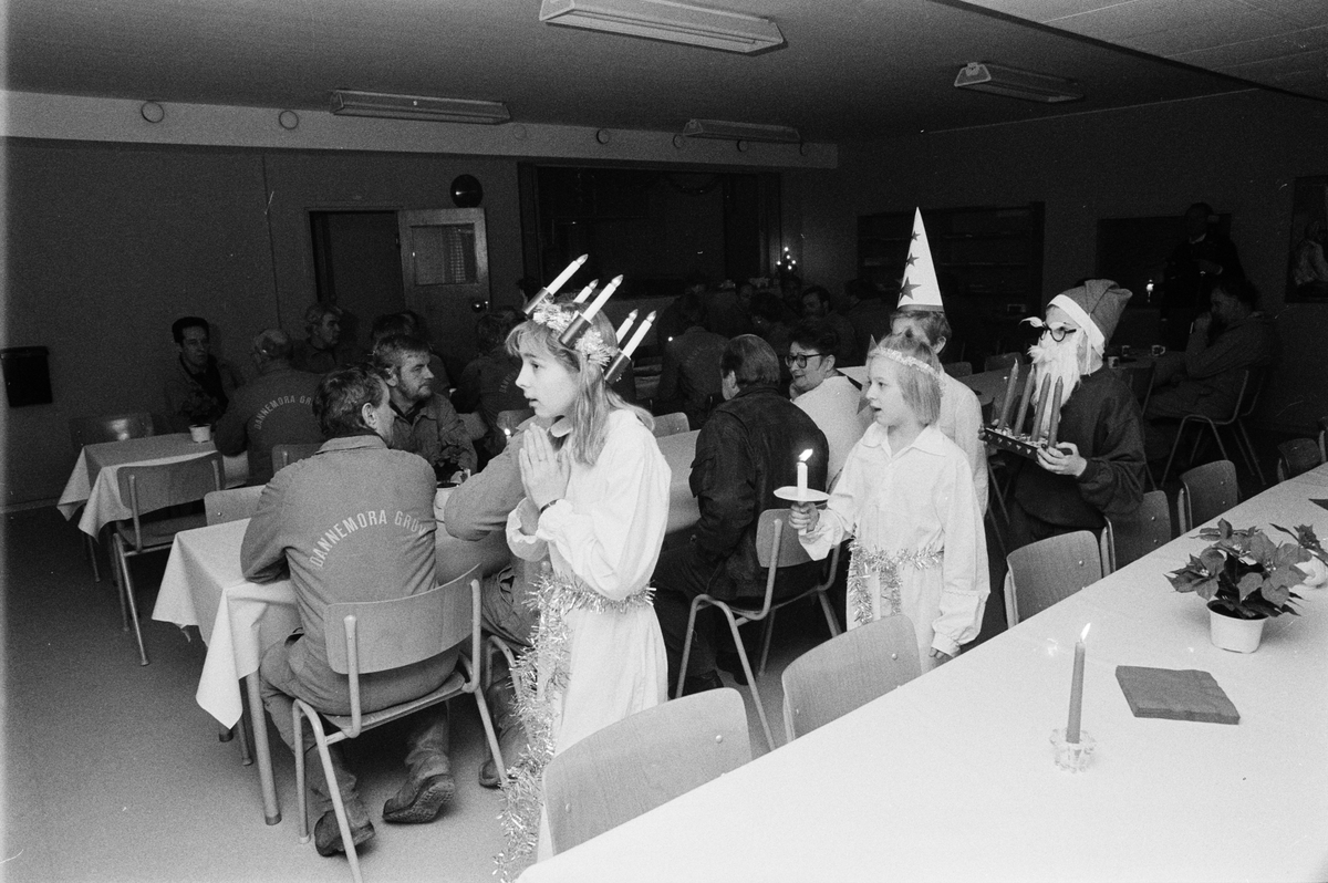 Luciatåg i matsalen, gruvstugan, Dannemora Gruvor AB, Dannemora, Uppland december 1991