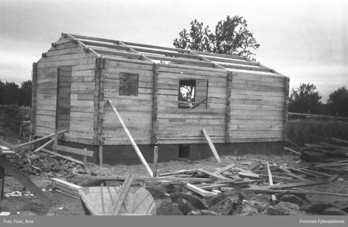 Tana, august-september 1946. "Nasjonalhjelp-bårdstue" gjenreisningshus under bygningsarbeid. Dette er små enetasjes hus med kjøkken/oppholdsrom som gjennomgangsrom til soverom. I januar 1946 ble det planlagt flere typer bårstuer.