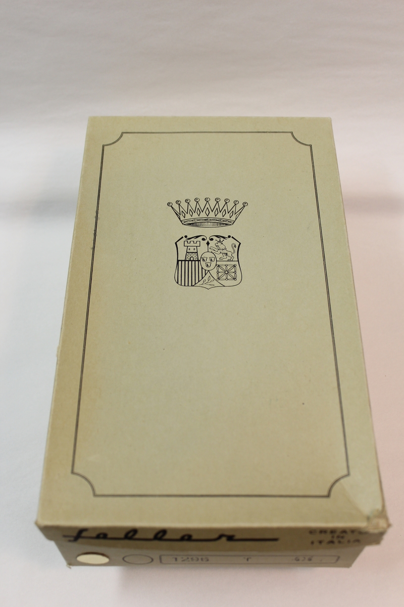 Text på kartongen: Lockets kant: feller, Creato in Italia
På kartongen: 48-4 4½ 1296 T
På locket: en vapensköld med hertigkrona