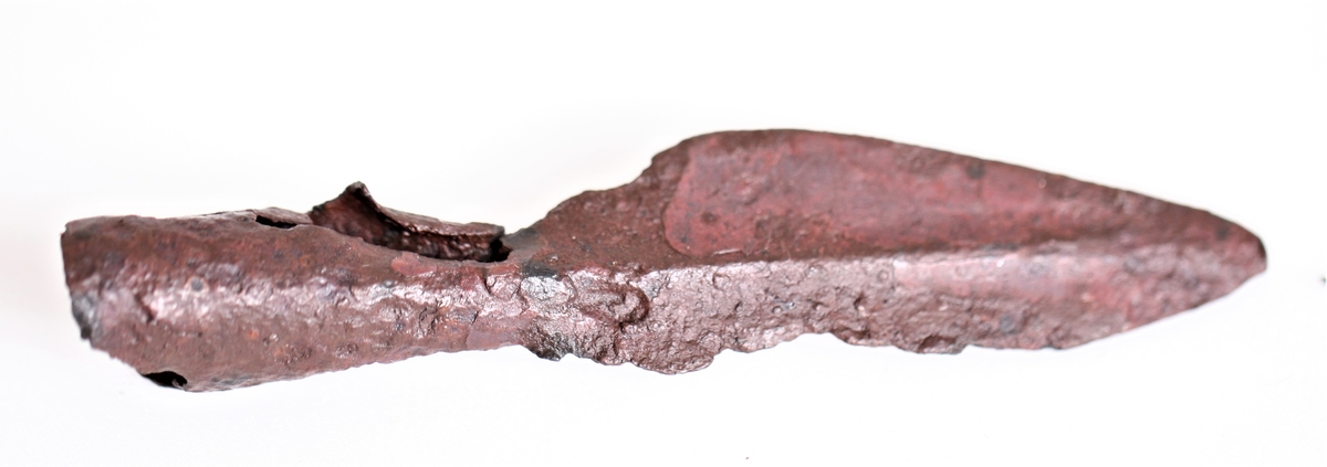 Spydspiss i jern fra eldre jernalder (eldste romerske jernalder).