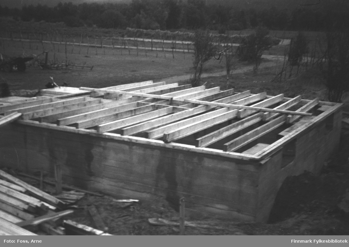 Grunnmuren til gjenreisningshus er klar og gulvkonstruksjonen er under arbeid. Stedet er Tanadalen, august-september 1946.