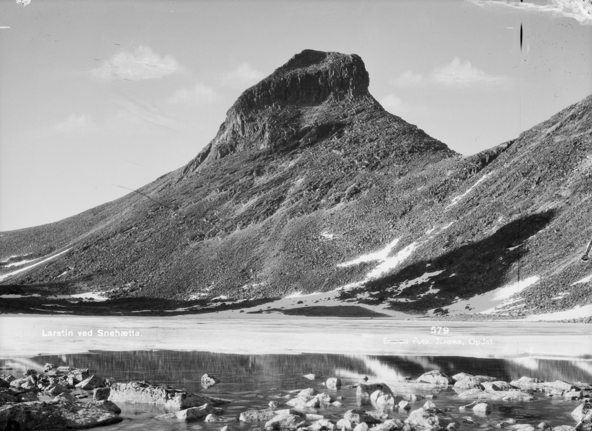 Larstinden, høyde på toppen er 2106 m og er nabofjellet på vestsiden av Snøhetta på Dovrefjell