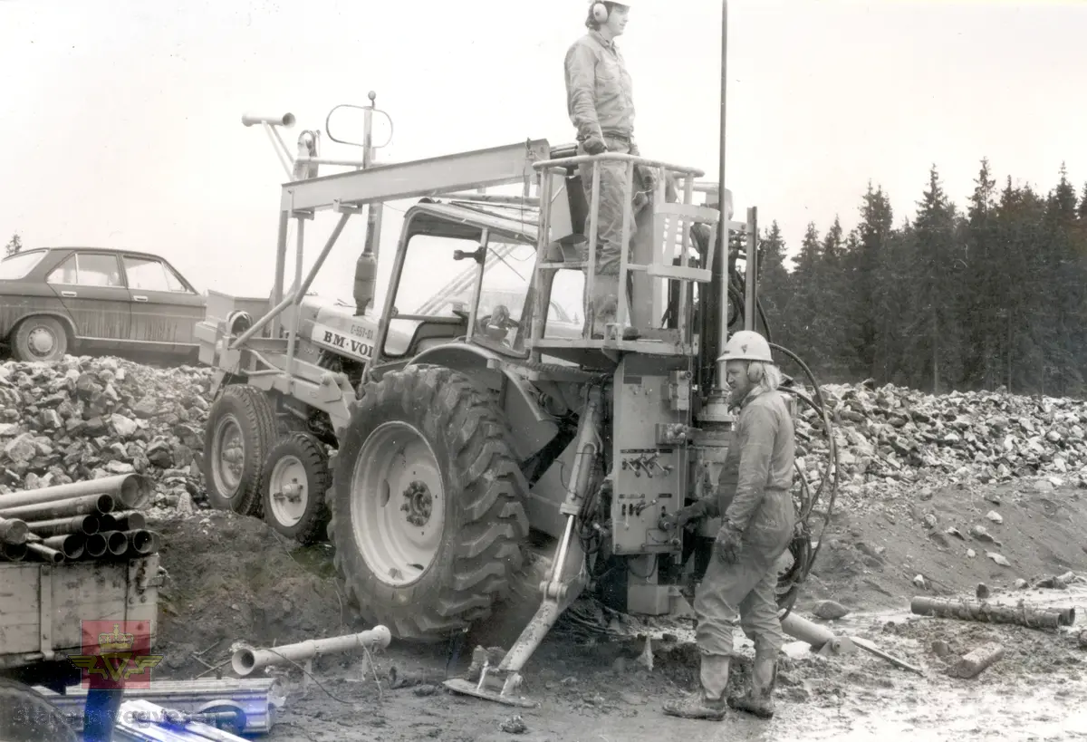 Hydrorigg montert på traktor BM Volvo i aksjon i Akershus i juli 1974. Det ble i alt produsert 5 slike rigger og de representerer en viktig milepel i utviklingen av mekaniserte borrigger. (Kilde: Grunnboringsutstyr 1960-2000, rapport nr. 255  teknologiavdelingen SVV)