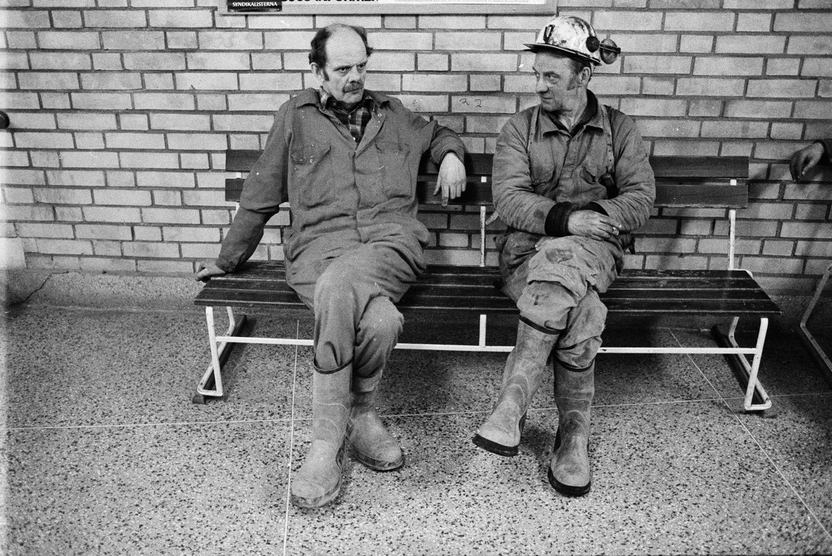 Dynamitutläggare Karl-Olov Wickman och raslastare Tore Norbäck samtalar, gruvstugan, Dannemora Gruvor AB, Dannemora, Uppland 28 februari 1992