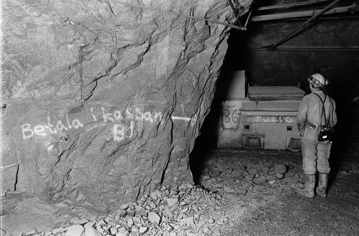 "Betala i kassan, BJ", text på bergvägg på 460-meternivån, gruvan under jord, Dannemora Gruvor AB, Dannemora, Uppland februari 1992